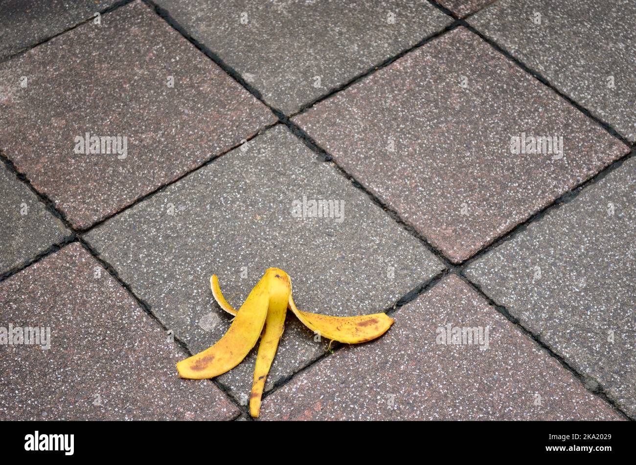 Rutscht nicht auf der Bananenschale Stockfoto