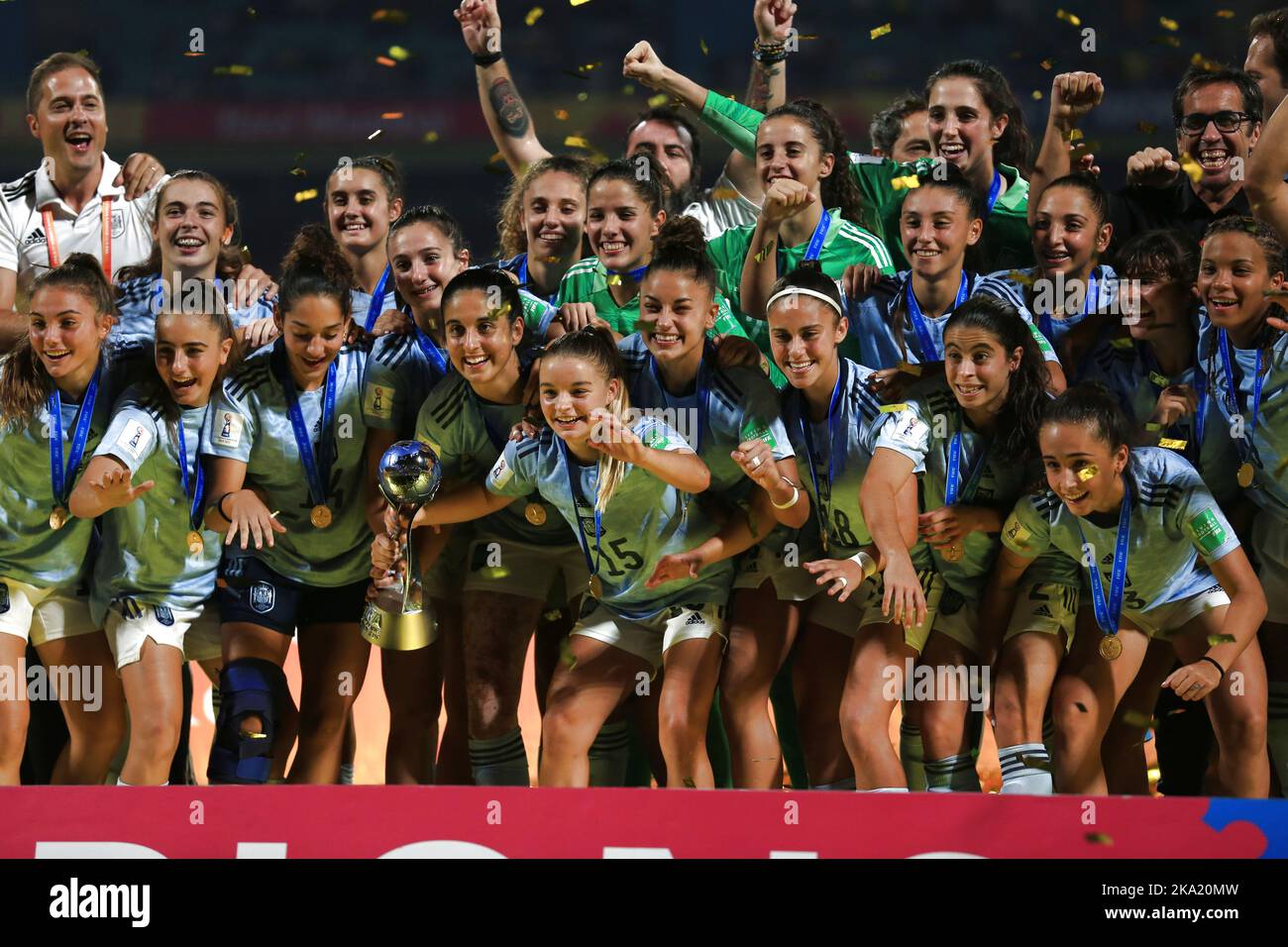 Navi Mumbai, Indien. 30. Oktober 2022. Spanische Teammitglieder feiern auf dem Podium bei der Verleihung der FIFA U17-Fußballweltmeisterschaft der Frauen in Navi Mumbai, Indien, am 30. Oktober 2022. Quelle: Javed Dar/Xinhua/Alamy Live News Stockfoto