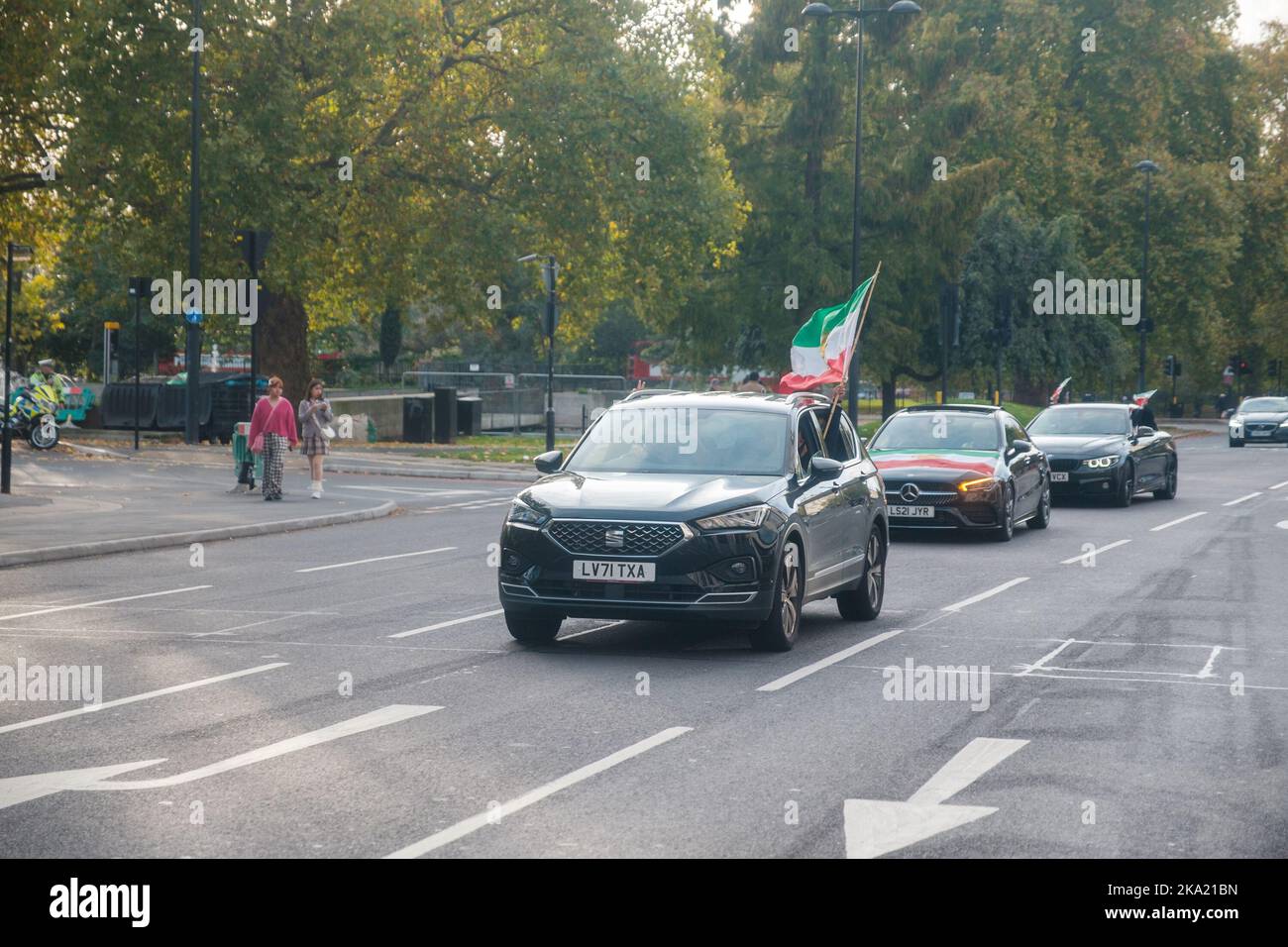 Kleinere iranische Proteste dauern bis zum Wochenende in ganz London an, wobei eine Handvoll auf dem Trafalgar Square mit gefälschtem Blut bedeckt ist und viele durch Lo fahren Stockfoto