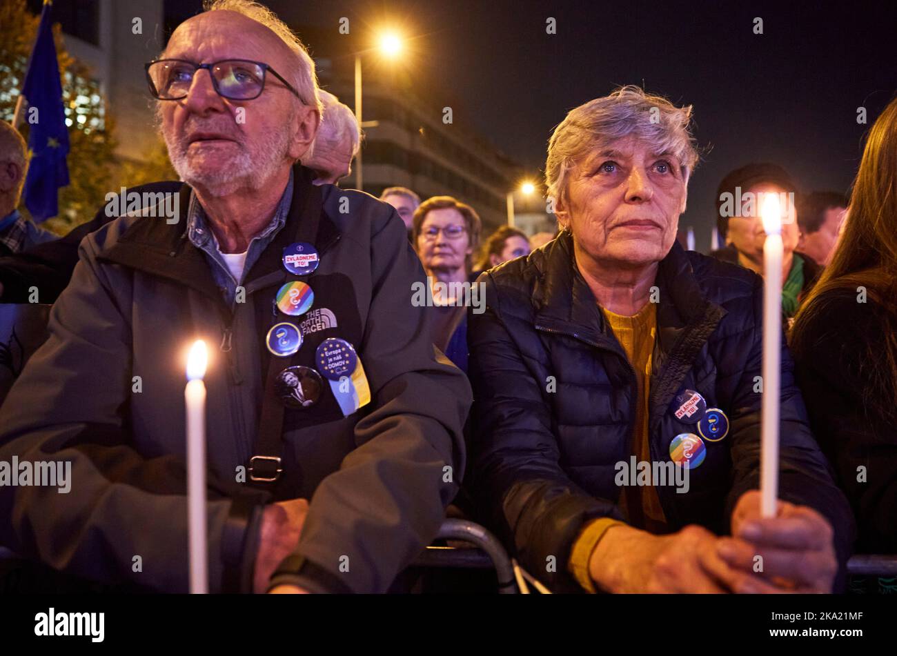 Die Menschen zünden Kerzen für die Seelen der ukrainisch-russischen Kriegsopfer an. Demonstration für die Unterstützung der Ukraine in der Tschechischen Republik statt, Prag 30.10.2022 Demonstration auf dem Wenzelsplatz in Prag versuchen, das Selbstwertgefühl der tschechischen Bürger in einem starken Europa und seine Opposition gegen Russland zu erhöhen. Mehr als 60 Tausend Menschen kamen, um ihre Unterstützung für den ukrainischen Freiheitskampf zu zeigen. Stockfoto