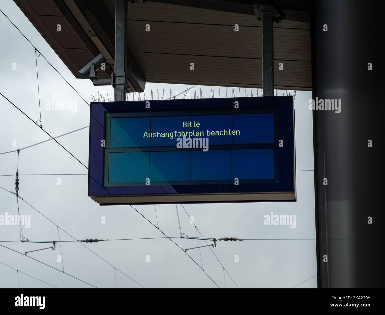Bitte Auschangfahrplan beachten (auf den stoppspezifischen Fahrplan achten) Informationen auf dem Abflugbrett. Bahnstatus der Deutschen Bahn. Stockfoto