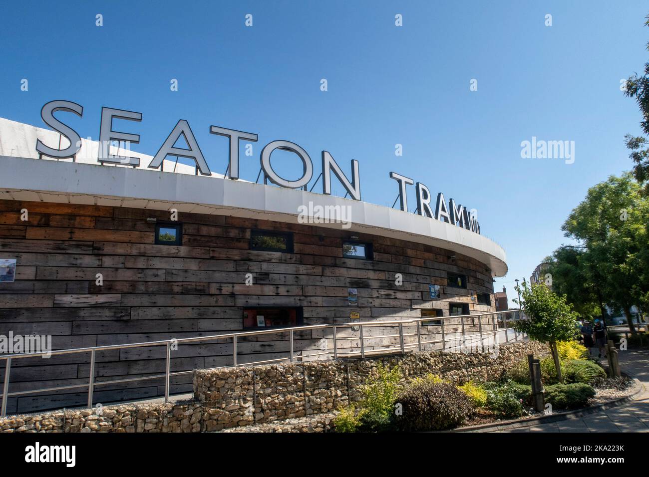 Seaton Straßenbahnschild und Außenfassade, eine Touristenattraktion in East Devon, die zwischen Seaton und Colyton verkehrt. Stockfoto