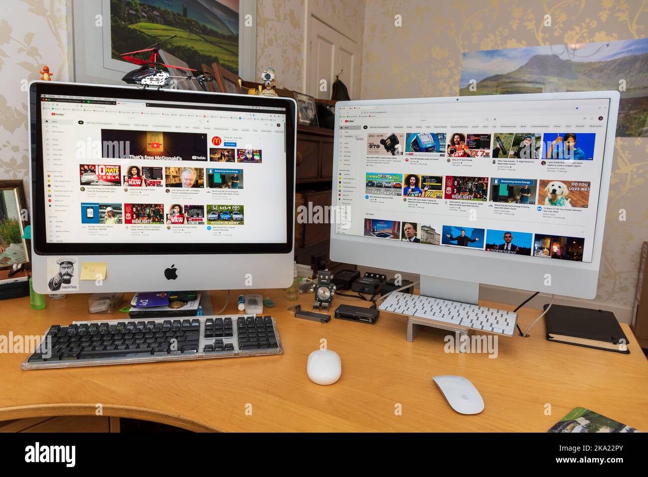 Der Twin Apple Mac compuiert alt und neu nebeneinander auf einem Schreibtisch. Stockfoto