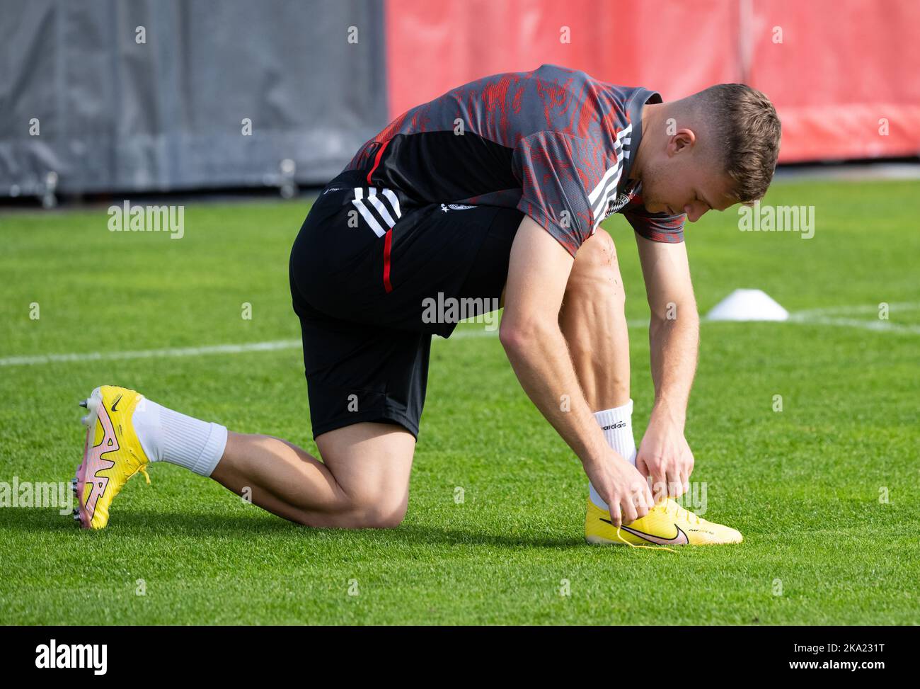 München, Deutschland. 31. Oktober 2022. Fußball: Champions League, Bayern München - Inter Mailand, Gruppenphase, Gruppe C, Matchday 6. Abschlusstraining FC Bayern auf dem Trainingsgelände in der Säbener Straße. Joshua Kimmich schnürt seine Fußballschuhe vor dem Training. Quelle: Sven Hoppe/dpa/Alamy Live News Stockfoto