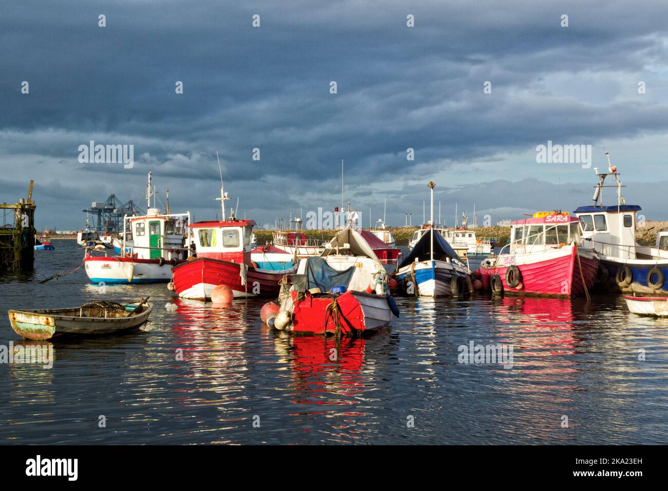 In Paddy's Hole, einem kleinen, sicheren Hafen am südlichen Ufer der Tees-Mündung, vertäut eine Reihe kleiner Fischerboote Stockfoto