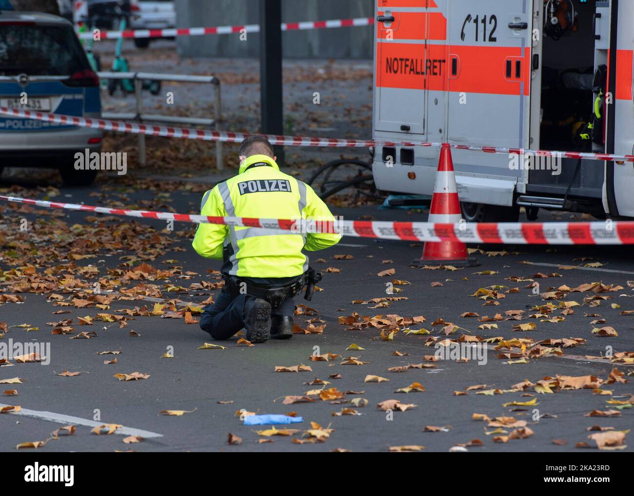 Berlin, Deutschland. 31. Oktober 2022. Ein Polizeibeamter sichert sich Spuren an der Bundesallee in Berlin-Wilmersdorf, wo bei dem Verkehrsunfall mit einem LKW ein Radfahrer tödlich verletzt wurde. Die verletzte Frau war unter dem Betonmischer gefangen, sagte ein Sprecher der Feuerwehr. Auch der Lkw-Fahrer wurde bei dem Unfall verletzt. Auch die Einsatzkräfte der Berliner Feuerwehr sind nach Angaben eines Sprechers aufgrund von Protesten der Klimademonstranten spät am Unfallort angekommen. Quelle: Paul Zinken/dpa/Alamy Live News Stockfoto