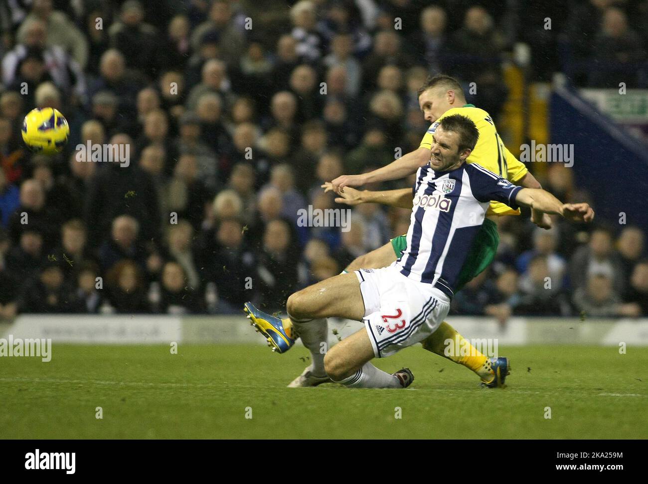 22.. Dezember 2012 - Barclays Premiership - West Bromwich Albion vs. Norwich City - Gareth McAuley von West Bromwich Albion bekommt einen späten Angriff auf Steve Morison von Norwich City - Foto: Paul Roberts/Pathos. Stockfoto
