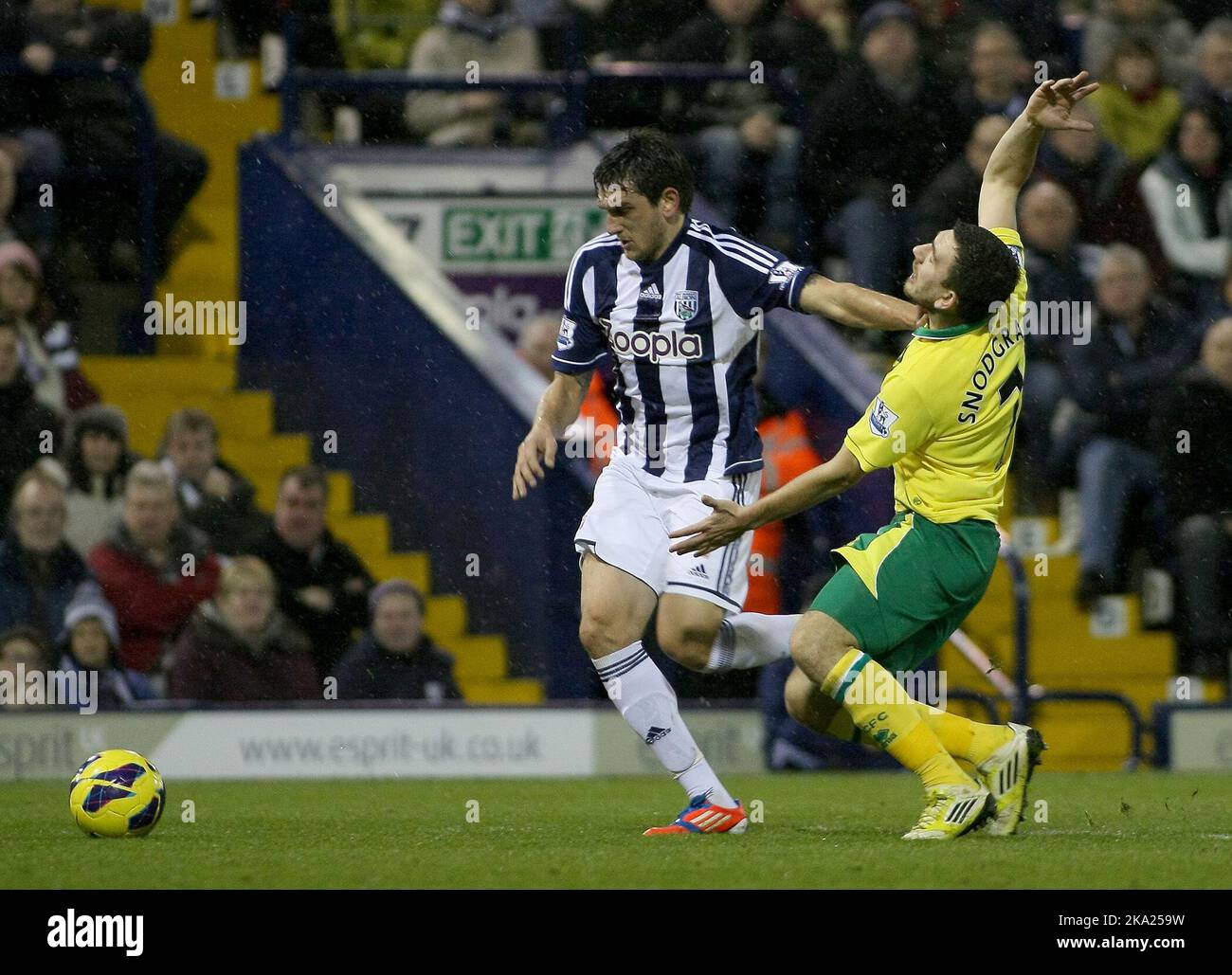 22.. Dezember 2012 - Barclays Premiership - West Bromwich Albion vs. Norwich City - Robert Snograss aus Norwich City wird von Goran Popov aus West Bromwich Albion in die Kehle geschlagen - Foto: Paul Roberts/Pathos. Stockfoto