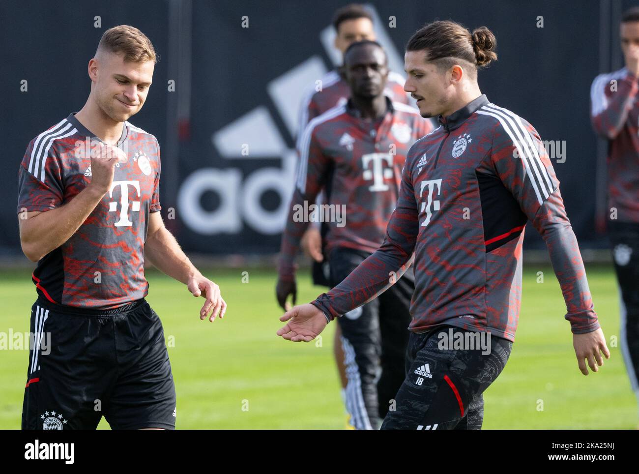 München, Deutschland. 31. Oktober 2022. Fußball: Champions League, Bayern München - Inter Mailand, Gruppenphase, Gruppe C, Matchday 6. Abschlusstraining FC Bayern auf dem Trainingsgelände in der Säbener Straße. Joshua Kimmich (l.) und Marcel Sabitzer in Aktion. Quelle: Sven Hoppe/dpa/Alamy Live News Stockfoto