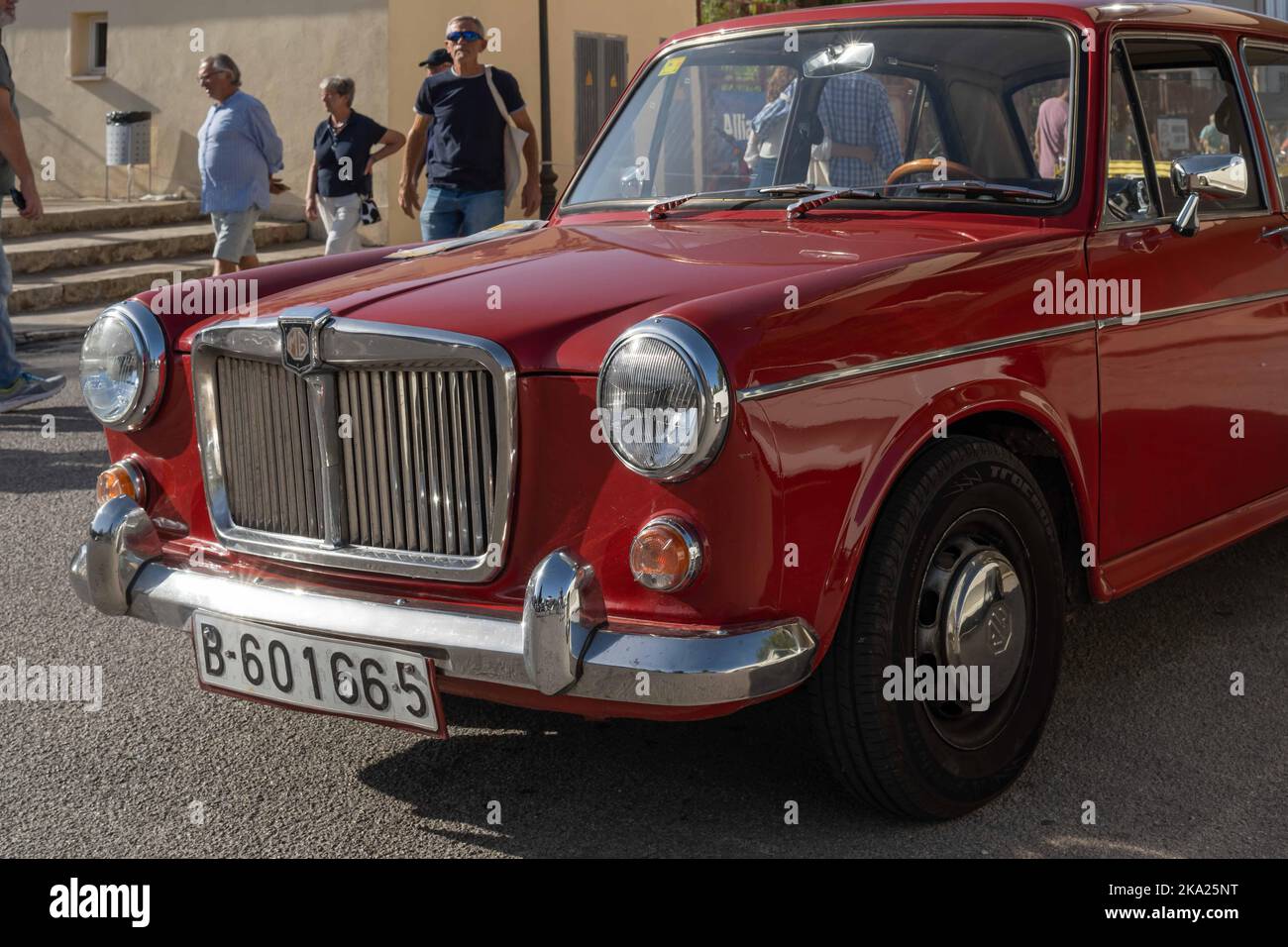 Felanitx, Spanien; 23 2022. oktober: Red MG Authi, geparkt auf der Straße bei einer Oldtimer-Show. Felanitx, Insel Mallorca, Spanien Stockfoto