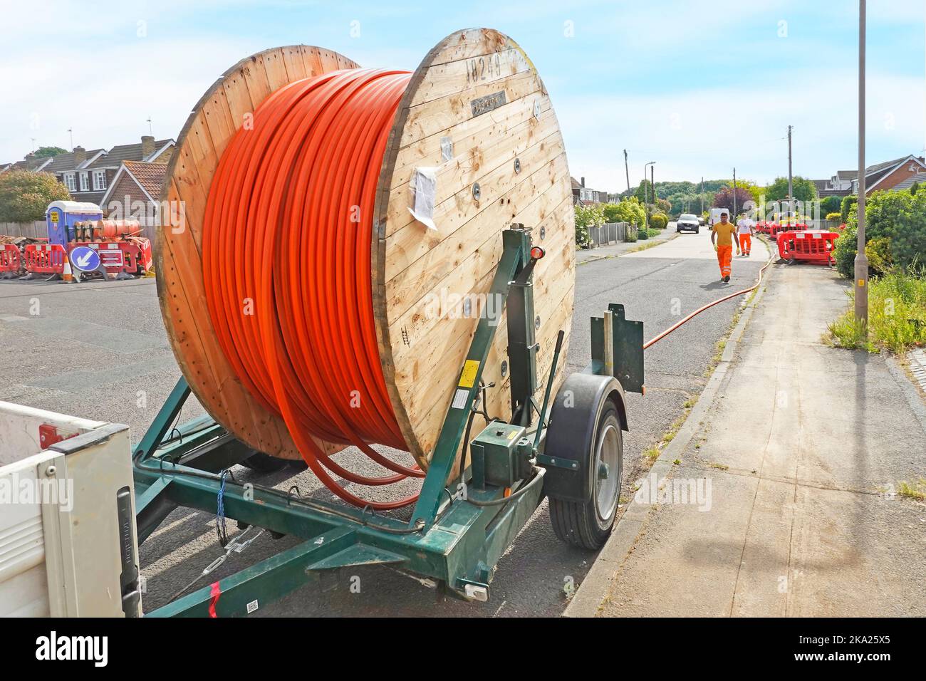 Kabeltrommel hölzerne Holzseiten montiert auf abschleppbaren Anhänger neue Glasfaser-Breitband-Infrastruktur Versorgung für Wohndorf Eigenschaften Essex UK Stockfoto