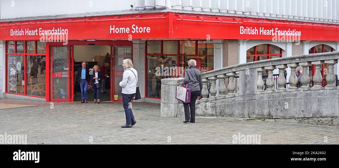 Chelmsford High Street Shoppers in & around British Heart Foundation Home Store an der Ecke der Fußgängerbrücke über den Fluss Can Essex England UK Stockfoto