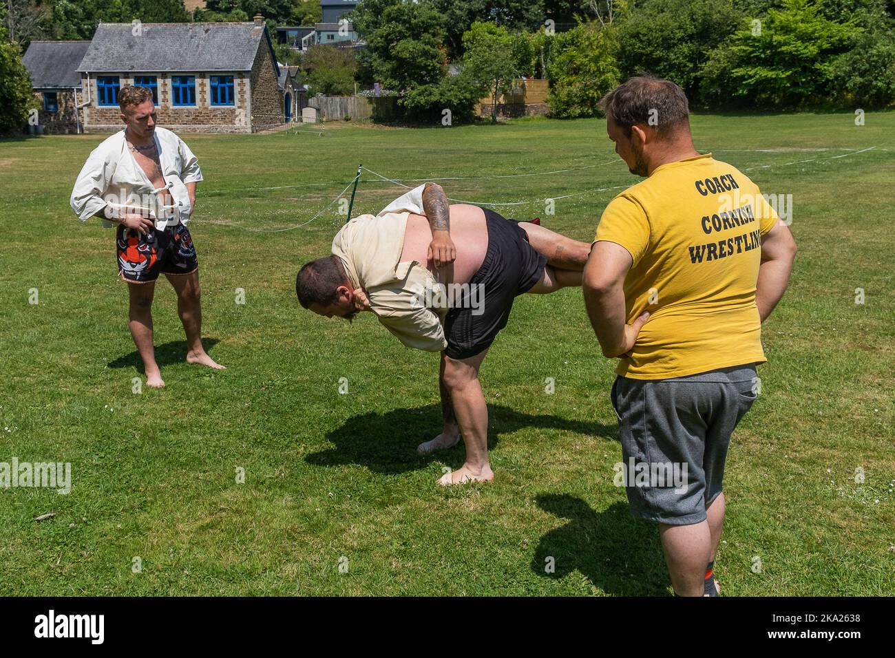 Trainer unterrichten die Regeln und Techniken des Cornish Wrestling vor dem Start des Grand Cornish Wrestling Tournament im malerischen Dorf g Stockfoto