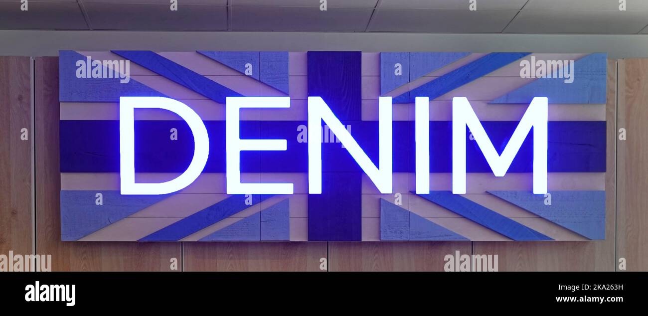 Nahaufnahme Denim Zeichen für Mode Stoff Material im britischen Bekleidungsgeschäft Laden auf grafischem Hintergrund lose auf einem Union Jack Flag-Design basiert montiert Stockfoto