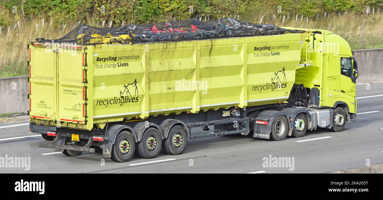 Gelbe Kombination aus LKW-LKW-LKW Volvo 500 und Sattelauflieger mit Metallschrott Seitenansicht der Slogans Recycling ändert Leben England Großbritannien Stockfoto