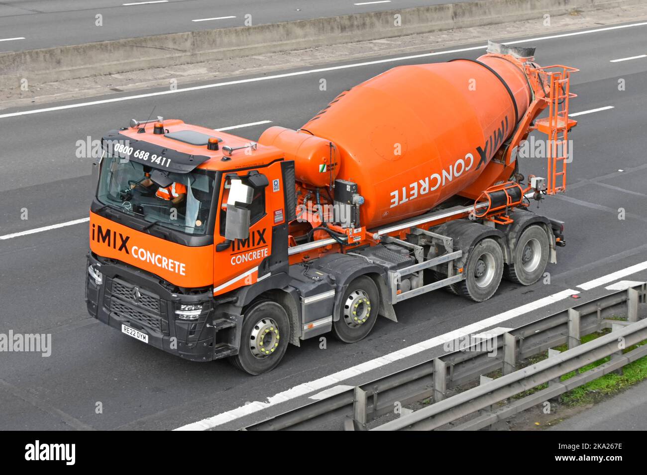 Betonzementmischer Antenne & Seitenansicht Drehtrommel Ausrüstung montiert auf lkw Renault Lieferung LKW-LKW-Chassis Kabine fahren auf UK Autobahn Straße Stockfoto