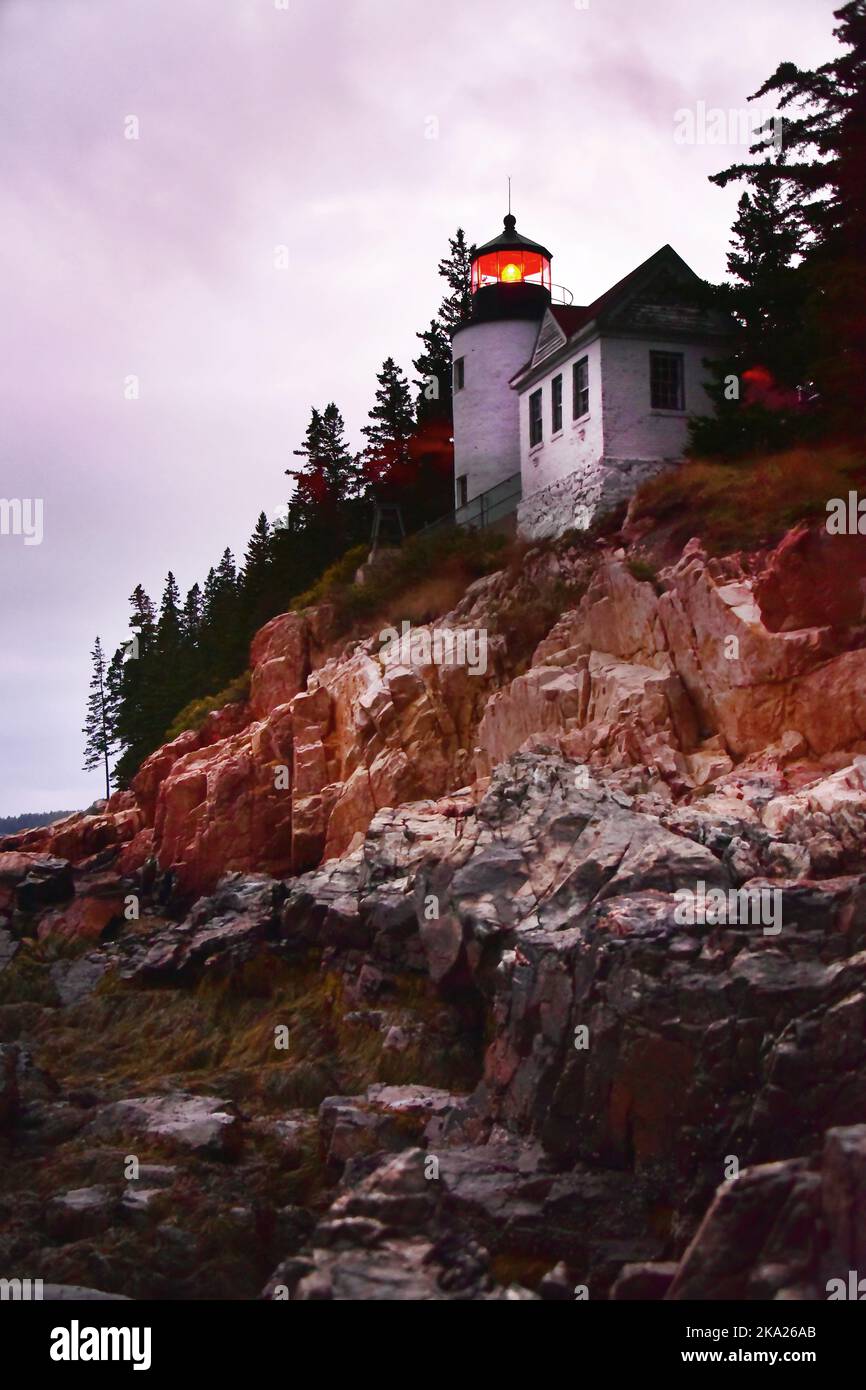 Bass Harbor Head Lighthouse, Acadia National Park, Maine, New England, USA in der Abenddämmerung Stockfoto