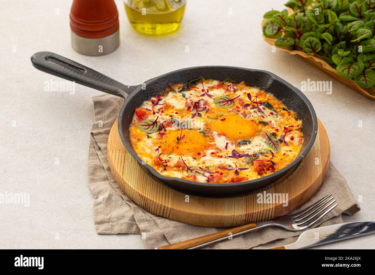 Pfanne mit Shakshuka-Gericht aus dem Nahen Osten Stockfoto