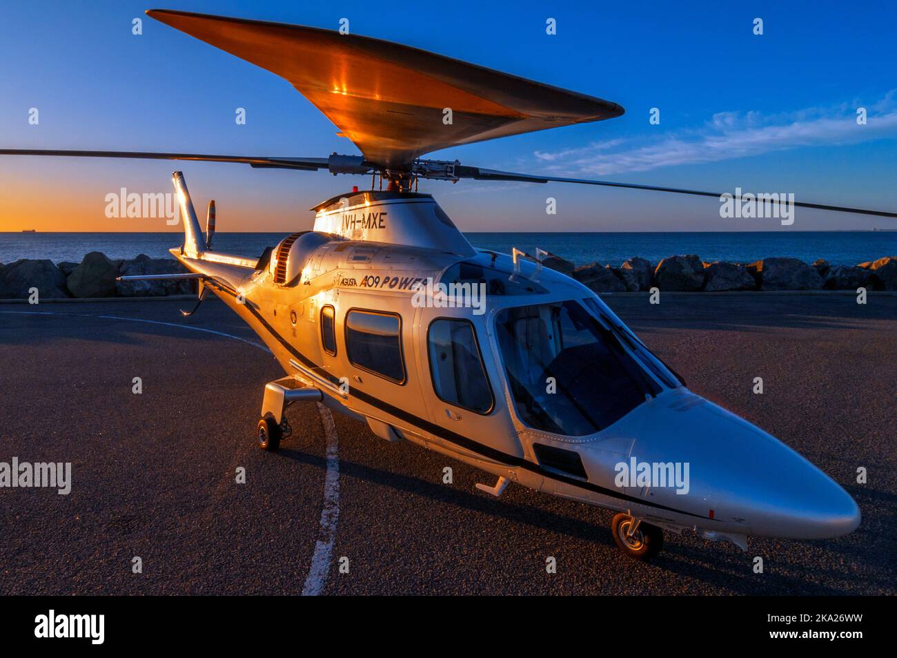 Agusta 109 'Power' Executive-Hubschrauber bei Sonnenuntergang Stockfoto