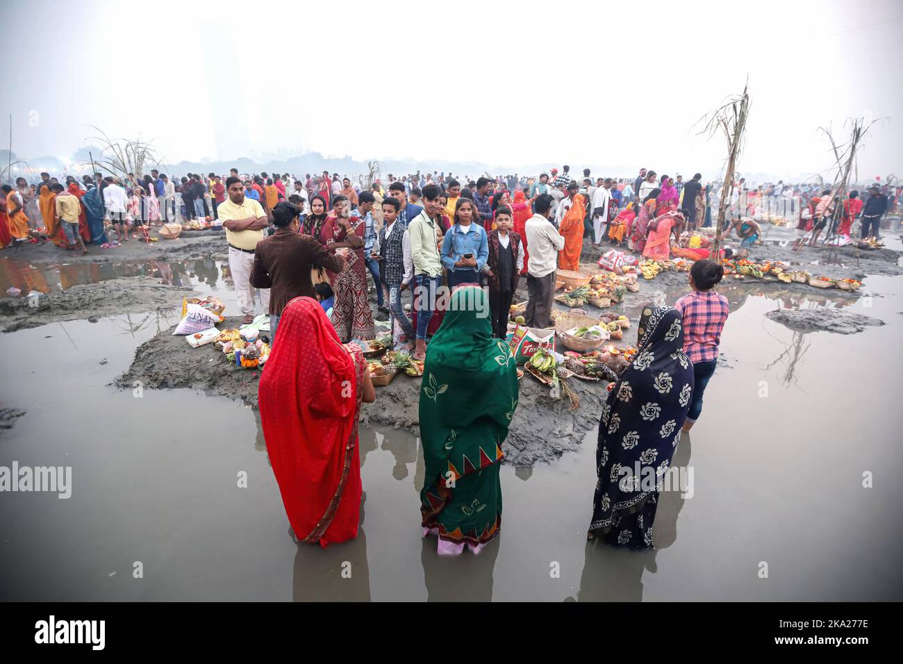 Neu-Delhi, Indien. 30. Oktober 2022. Anhänger stehen im Wasser des Flusses Yamuna, während sie die aufgehende Sonne am letzten Tag des religiösen Festivals von Chhath Puja am Stadtrand von Neu Delhi anbeten. Kredit: SOPA Images Limited/Alamy Live Nachrichten Stockfoto