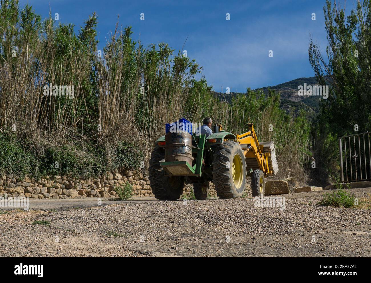 Traktor, der auf dem Bauernhof arbeitet, landwirtschaftlicher Transport, ein Landwirt, der modernen Traktor arbeitet Stockfoto