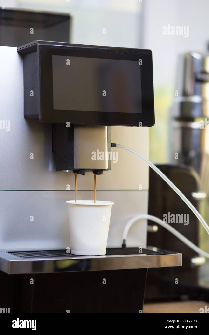 Eine automatische Kaffeemaschine bereitet köstlichen Duftkaffee zu. Stockfoto