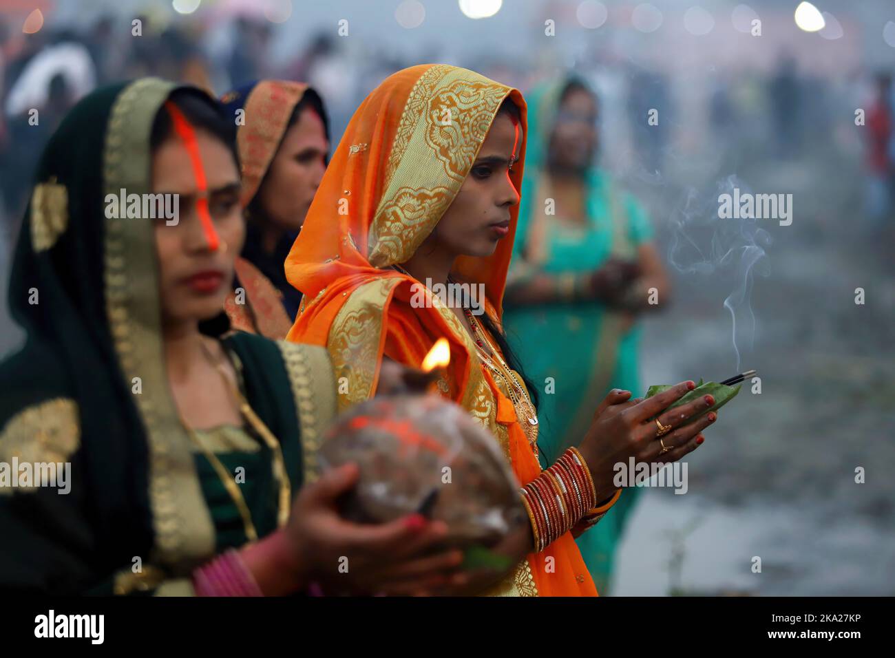 Neu-Delhi, Indien. 30. Oktober 2022. Anhänger stehen im Wasser des Flusses Yamuna, während sie die aufgehende Sonne am letzten Tag des religiösen Festivals von Chhath Puja am Stadtrand von Neu Delhi anbeten. (Foto von Vijay Pandey/SOPA Images/Sipa USA) Quelle: SIPA USA/Alamy Live News Stockfoto