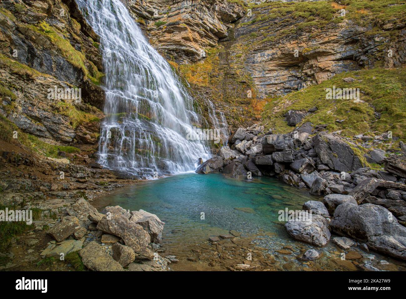 Spektakulärer Blick auf den Wasserfall Cola de Caballo im Nationalpark Ordesa y Monte Perdido in Huesca, Aragon, Spanien Stockfoto