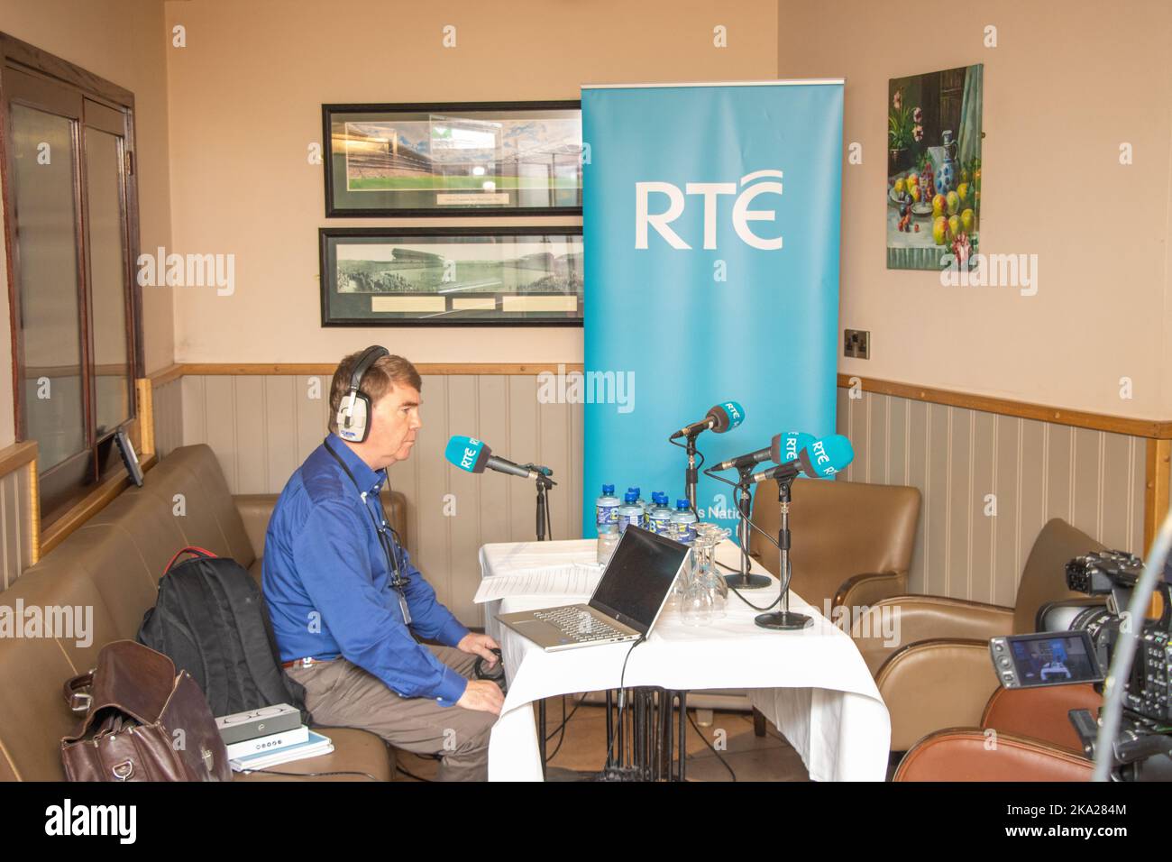 RTE-Broadcast von Munster Arms zum hundertjährigen Tod von Michael Collins. Stockfoto