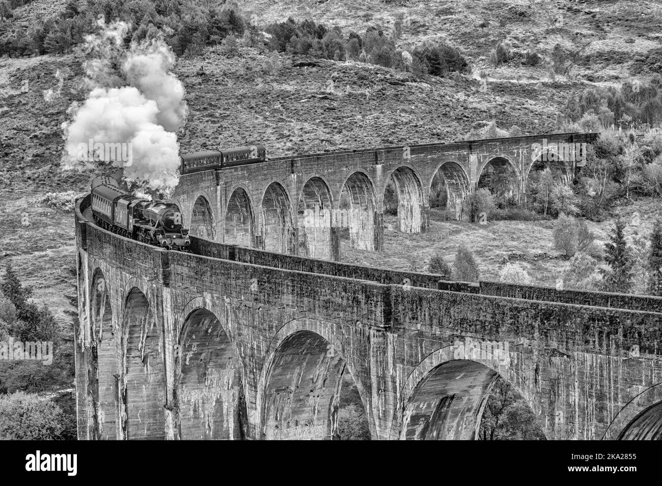 Die Jakobiten-Dampfeisenbahn, die über das Viadukt von Glen Finnan führt und von der LMS-Dampfeisenbahn der Klasse 5MT 4-6-0 45407, dem Lancashire Fusilier, geleitet wird Stockfoto