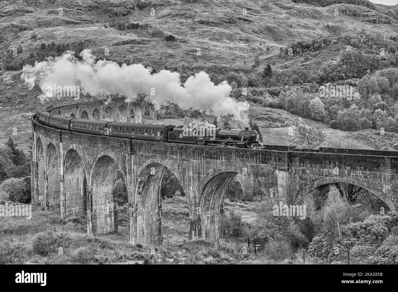 Die Jakobiten-Dampfeisenbahn, die über das Viadukt von Glen Finnan führt und von der LMS-Dampfeisenbahn der Klasse 5MT 4-6-0 45407, dem Lancashire Fusilier, geleitet wird Stockfoto