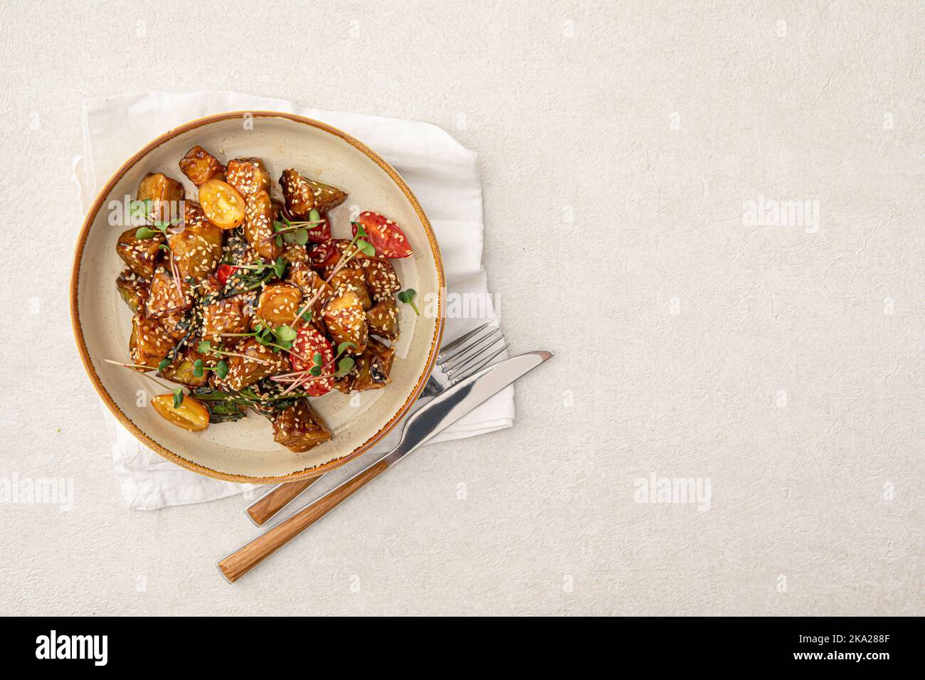 Portion knuspriger Auberginen-Salat Stockfoto