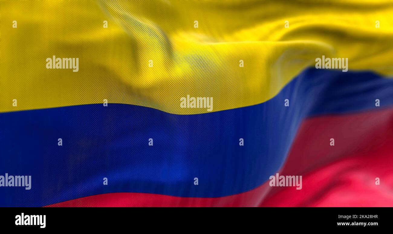 Nahaufnahme des Winkens der Nationalflagge Kolumbiens. Die Republik Kolumbien ist ein Staat in der nordwestlichen Region Südamerikas. Stoffstrukturierte Rückseite Stockfoto