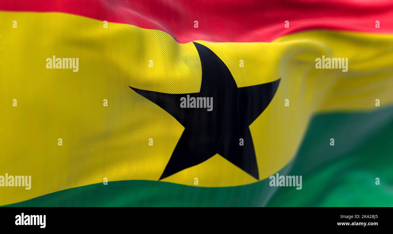 Nahaufnahme des Winkens der Nationalflagge von Ghana. Die Republik Ghana ist ein westafrikanischer Staat. Texturierter Hintergrund aus Stoff. Selektiver Fokus Stockfoto