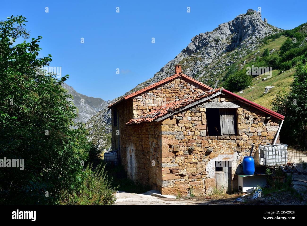 Eine Scheune über Bejes in den Picos de Europa, Nordspanien, auf dem Fußweg zum Collado de Pelea. Stockfoto