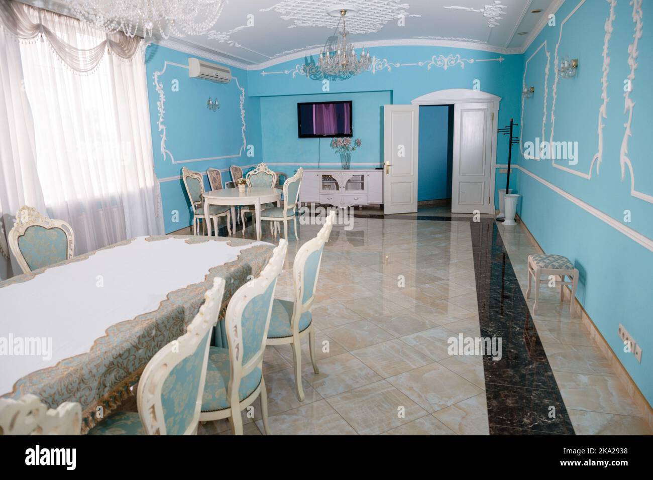 Klassisches Interior Design Apartment mit weißer Wand Interior Design Küche Stockfoto