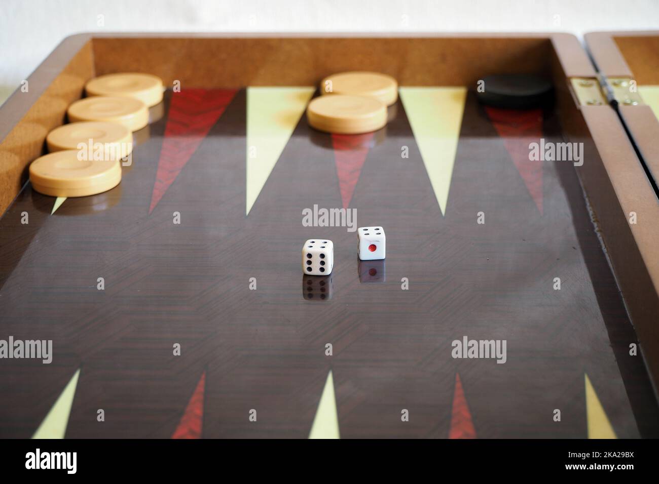 Würfeln Sie in doppelter Voursposition auf dem Backgammon-Spielbrett. Konzentriert sich auf die Würfel. Stockfoto