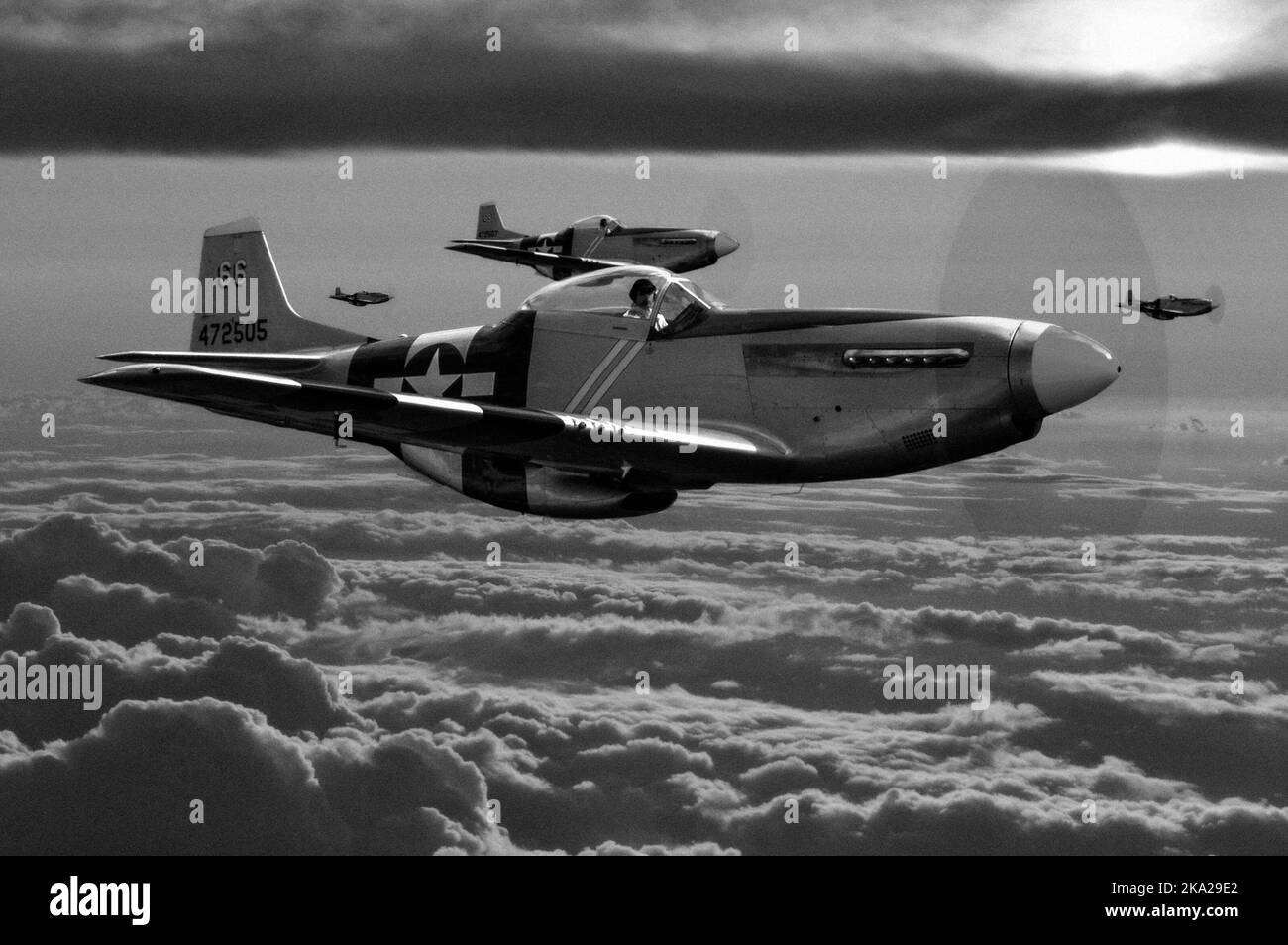 Ein Mono-Luft-Kompositporträt von vier nordamerikanischen Mustang-Kämpfern aus dem Zweiten Weltkrieg aus dem Jahr P51D, die über den Wolken fliegen. Stockfoto