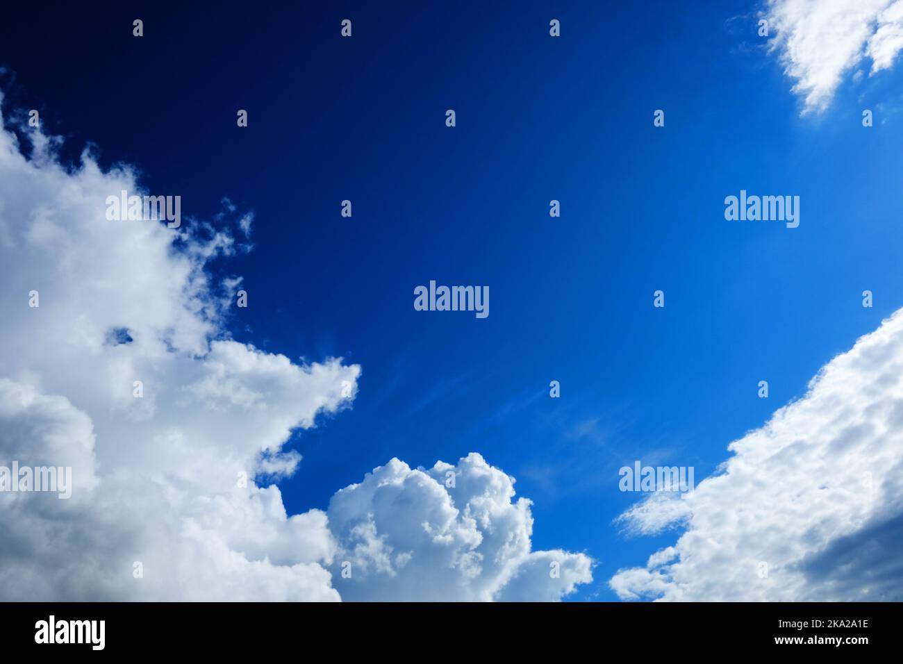 Heller Sommerhimmel mit Kumuluswolken - John Gollop Stockfoto