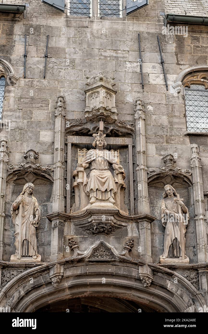 Gistpoort, das gotische Eingangstor zur Abtei (Abdij) von Middelburg, Zeeland, Niederlande, mit seinen beeindruckenden Schnitzereien. Das Gistpoort, Tor oder blau Stockfoto