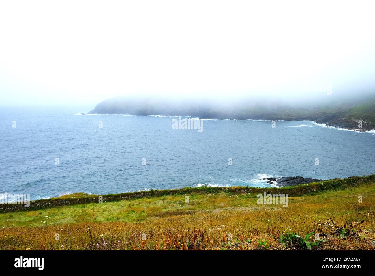 Kenidjack-Klippen, die von Nebel umhüllt sind, stammen von Cape Cornwall, Cornwall, Großbritannien - John Gollop Stockfoto