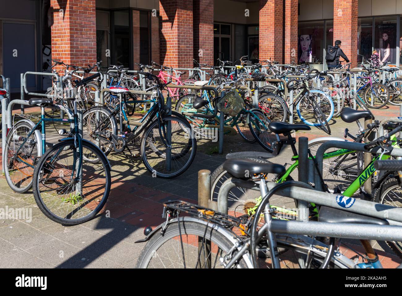 Fahrradstraßen und Velorouten, sowie Abstellmöglichkeiten vorstellen das Stadtbild Kiels als Fahradstadt Stockfoto