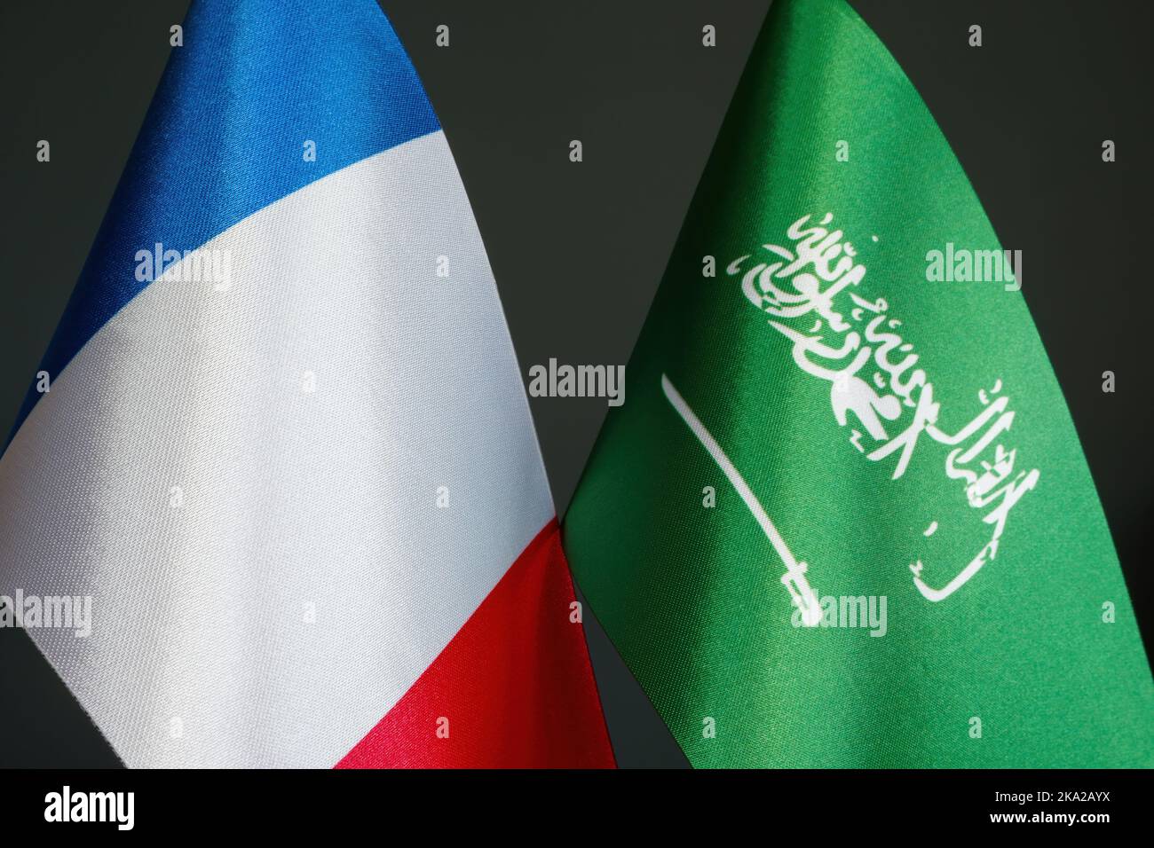 Nahaufnahme der Flaggen Frankreichs und Saudi-Arabiens. Stockfoto