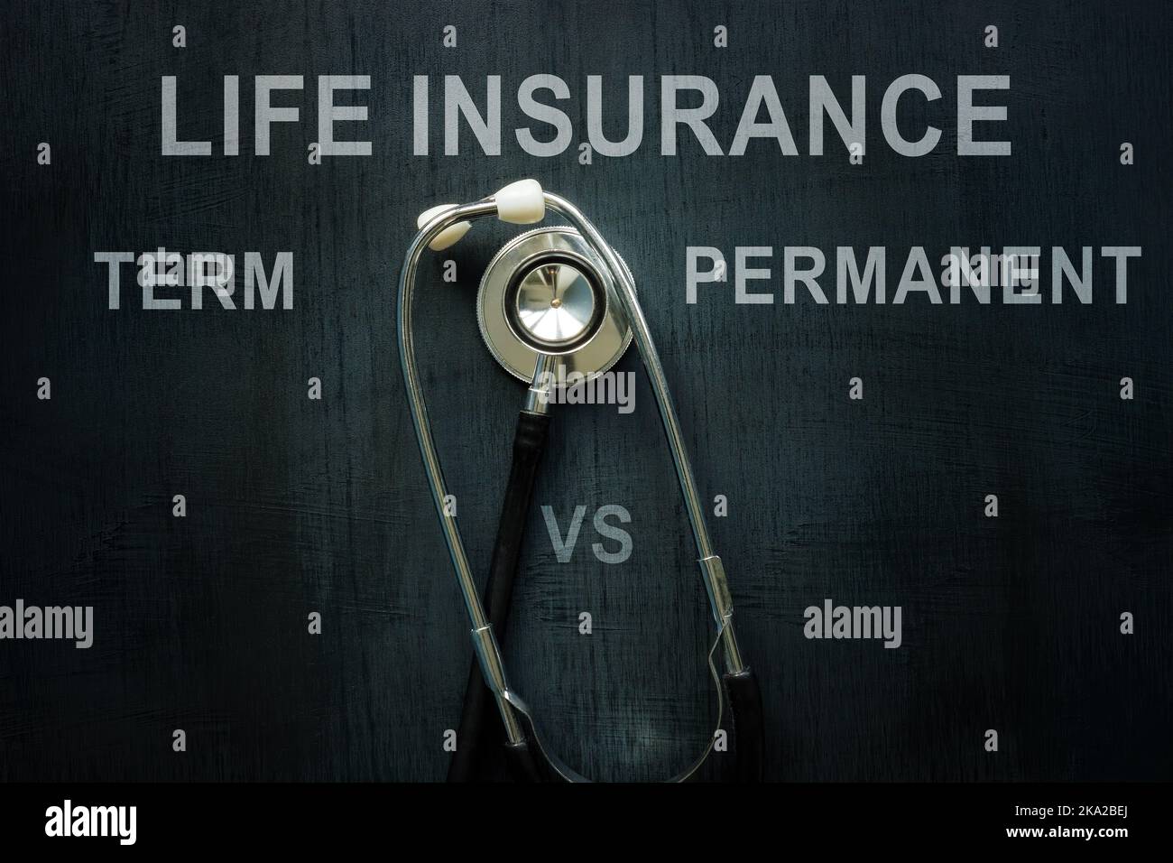 Stethoskop und Wörter auf dem Schreibtisch Lebensversicherungsdauer vs. Permanent. Stockfoto