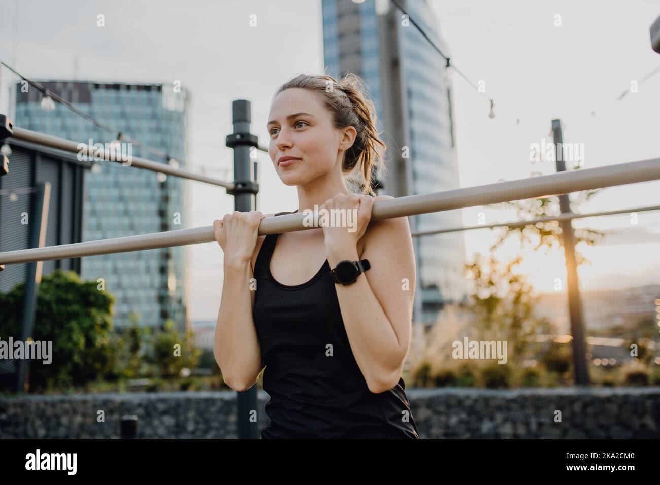Junge Frau macht Übungen im Outdoor-Work-out Stadtpark. Stockfoto