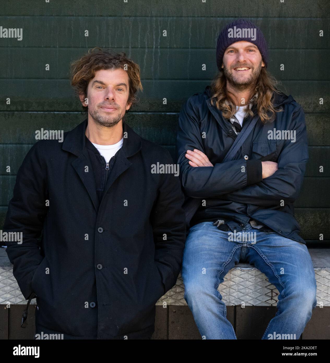 München, Deutschland. 31. Oktober 2022. Peter Brugger (r), Sänger und Gitarrist, und Rüdiger 'Rüde' Linhof, Bassist, von der Band Sportfreunde Stiller, aufgenommen während eines Interviews. Die Band wird am 11. November 2022 ihr achtes Album 'jeder nur ein X' veröffentlichen. Quelle: Sven Hoppe/dpa/Alamy Live News Stockfoto