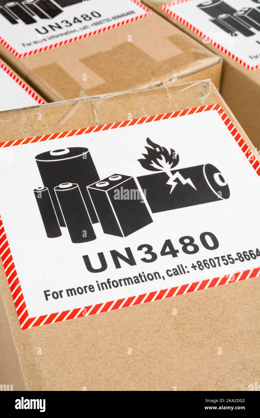 Warnaufkleber für den Versand von UN 3480 Lithium-Ionen-Batterien. Für Lithiumbrandrisiken, den Versand von gefährlichen Materialien und Gütern sowie allgemeine Brandgefahren. Stockfoto