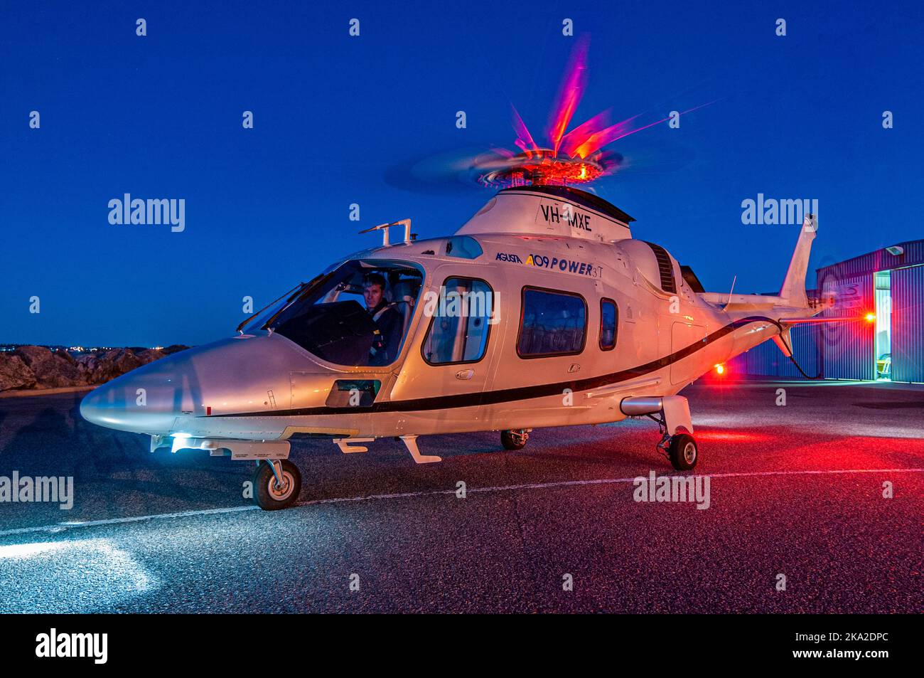 Agusta 109 'Power' Executive-Hubschrauber bei Sonnenuntergang Stockfoto