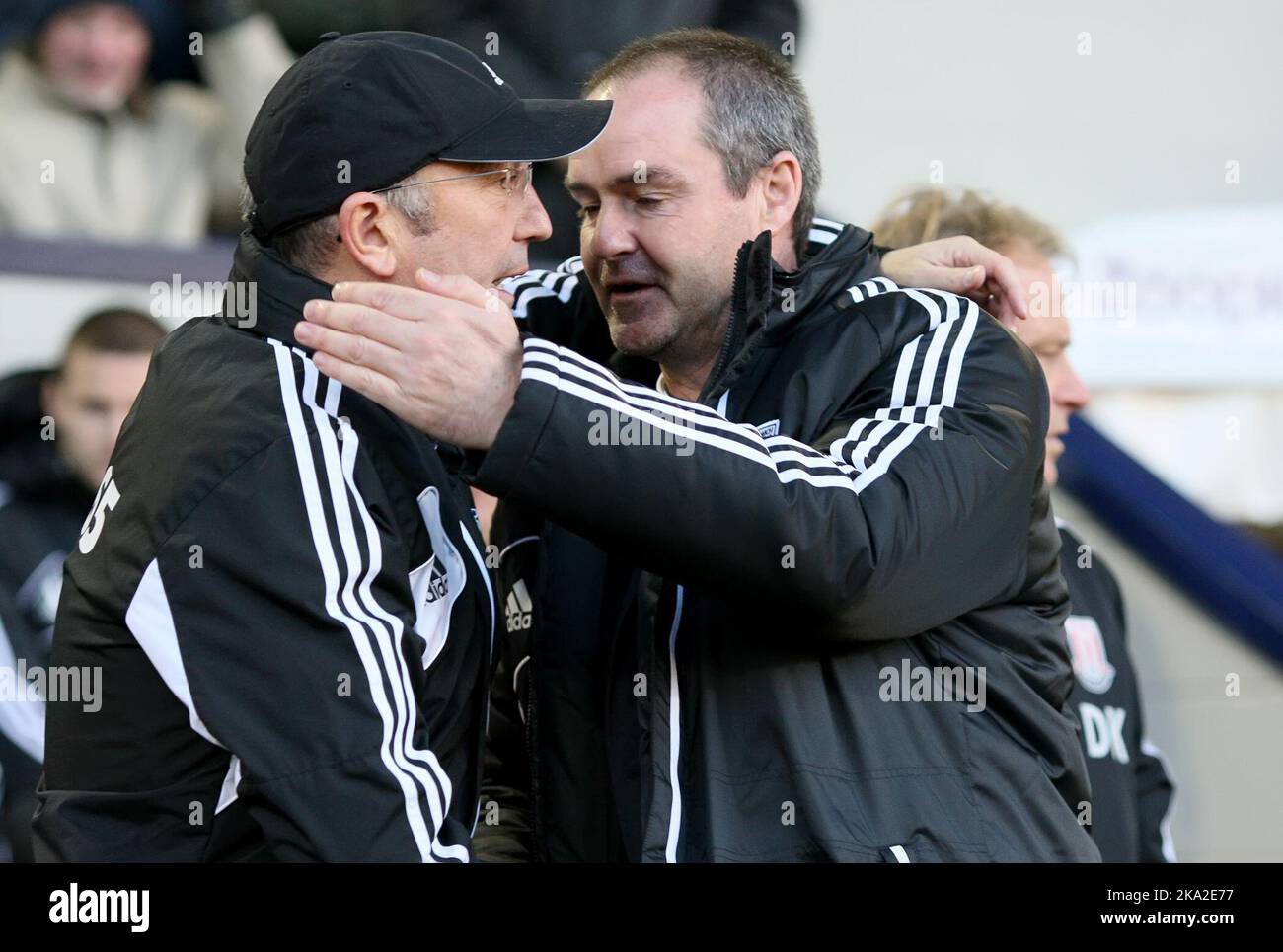 24.. November 2012 - Barclays Premier League - West Bromwich Albion vs. Stoke City: Tony Pulis, Stoke Manager, begrüßt Steve Clarke, Manager von West Bromwich Albion. - Foto: Paul Roberts/Pathos. Stockfoto