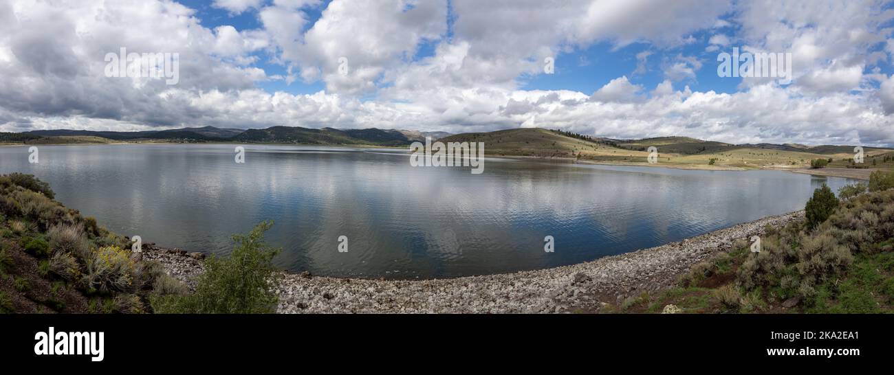 Panoramabild eines Sees im Dixie National Forest, mit blauem Himmel und weißen Wolken, die sich im Wasser spiegeln, Utah, USA Stockfoto